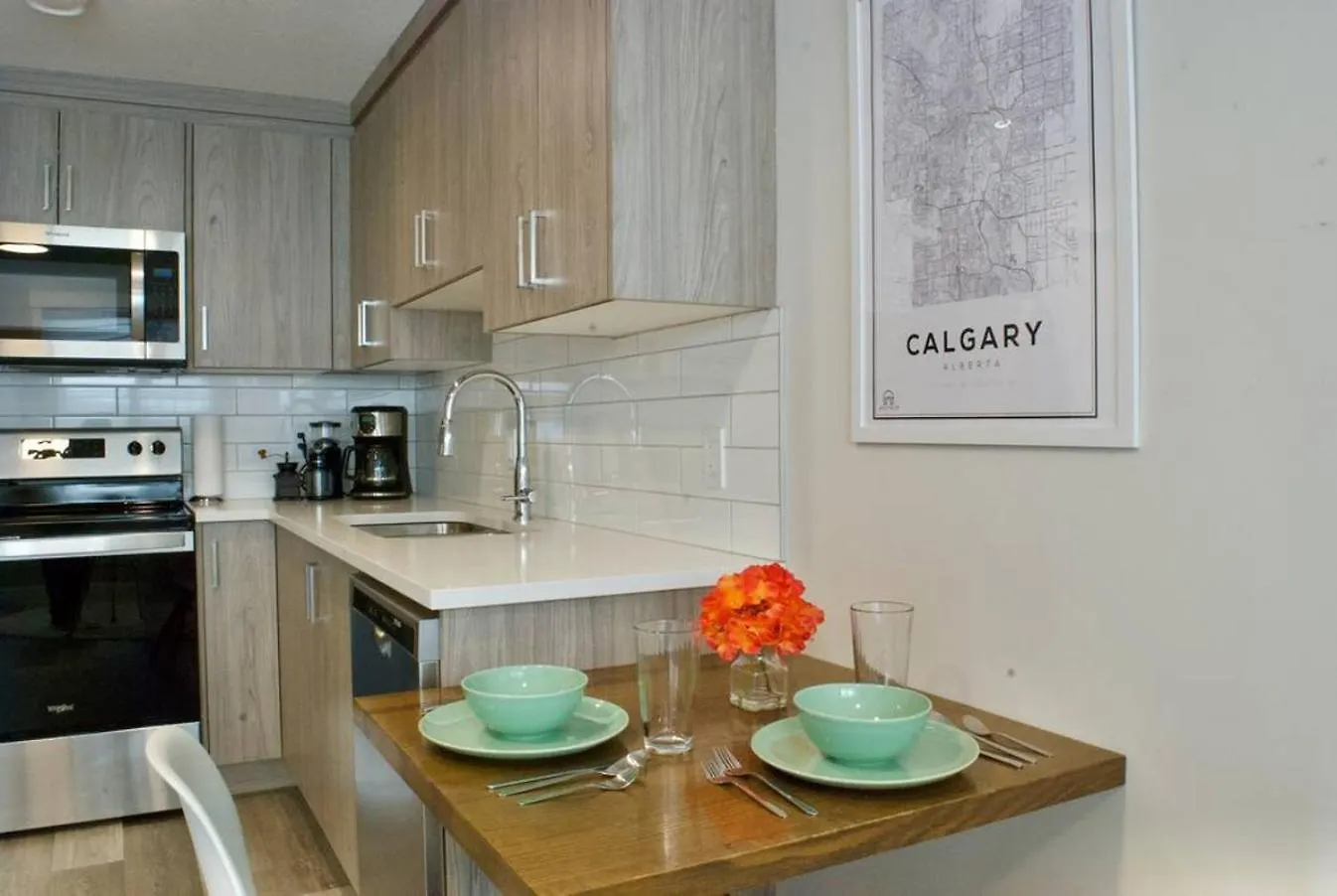 Contemporary 1Br Home Full Kitchen Smarttv Calgary Canada